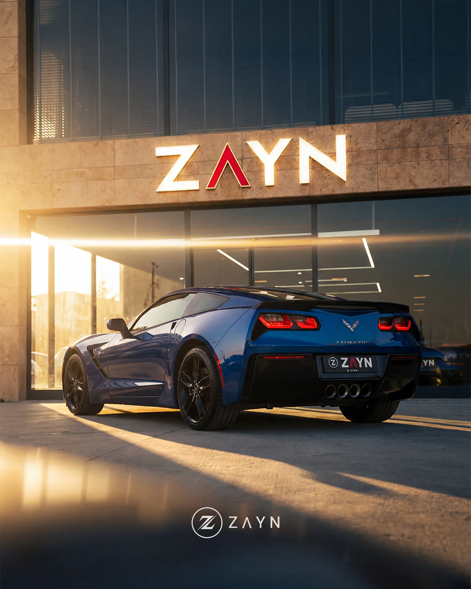 ZAYN showroom önünde gün batımında Corvette.