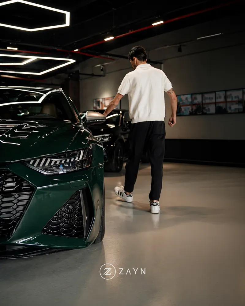 ZAYN showroom içinde yeşil Audi RS6.