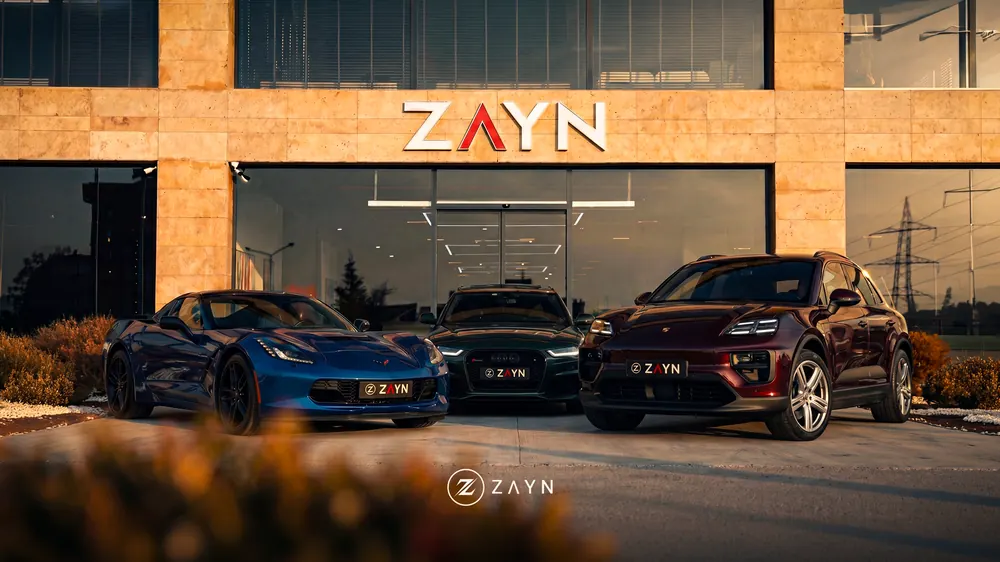 ZAYN showroom önünde Corvette, Audi RS6 ve Porsche Macan.